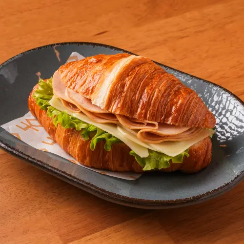 FÜMELİ- PEYNİRLİ KRUVASAN SANDVİÇ