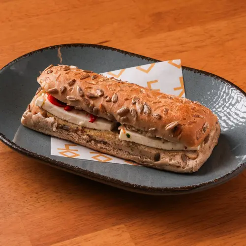 AYÇEKİRDEKLİ BEYAZ PEYNİRLİ SANDVİÇ