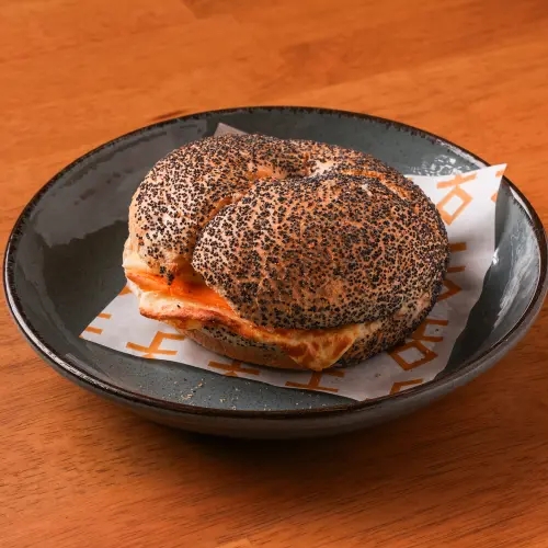 DÖRT PEYNİRLİ MAVİ HAŞHAŞLI SANDVİÇ